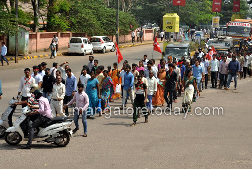 Raitha Sangha stages protest 1